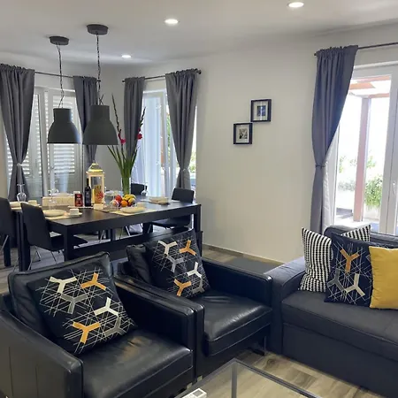 Modern Penthouse With Jacuzzi & Terrace Feriepark Split