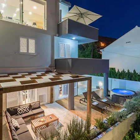 Modern Penthouse With Jacuzzi & Terrace Feriepark Split