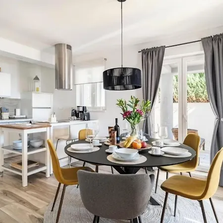 Feriepark Modern Penthouse With Jacuzzi & Terrace Split