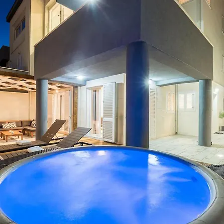 Modern Penthouse With Jacuzzi & Terrace Feriepark *