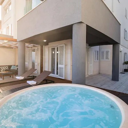 Modern Penthouse With Jacuzzi & Terrace Feriepark *