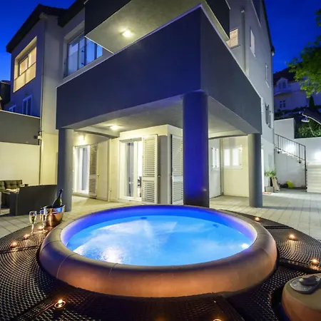 Modern Penthouse With Jacuzzi & Terrace Feriepark Split